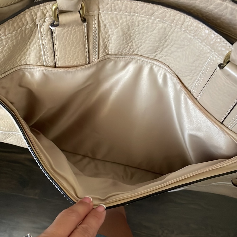Coach light tan/cream Hampton shoulder bag. - Picture 3 of 16